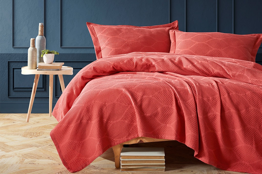 VERA RED Pique Bed Cover Set